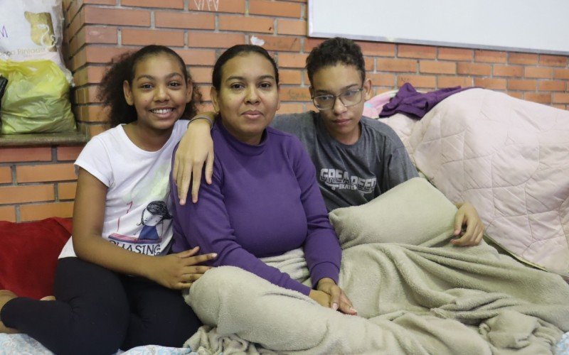Família venezuelana: Belkis (C), com os filhos Carlisbel e Carlos