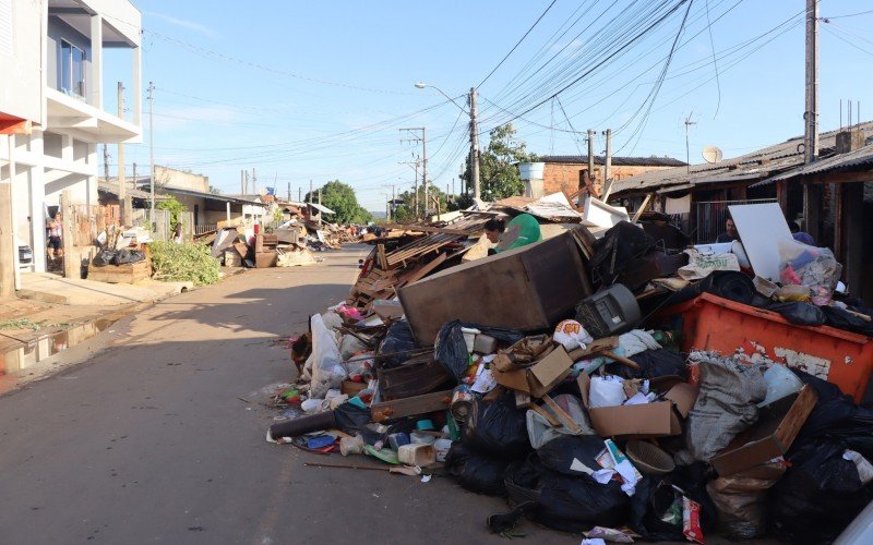 Cenário de destruição pelas ruas