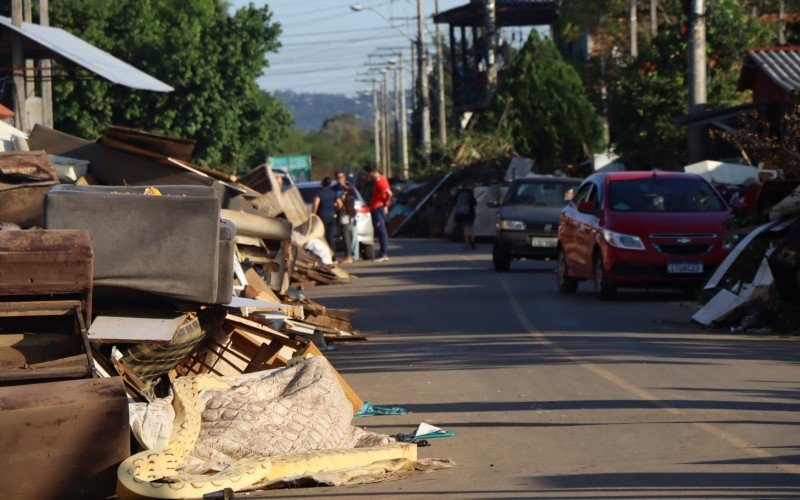 Cenário de destruição pelas ruas