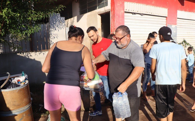 Moradores recebem suas doações