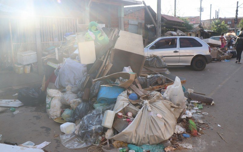 Cenário de destruição pelas ruas