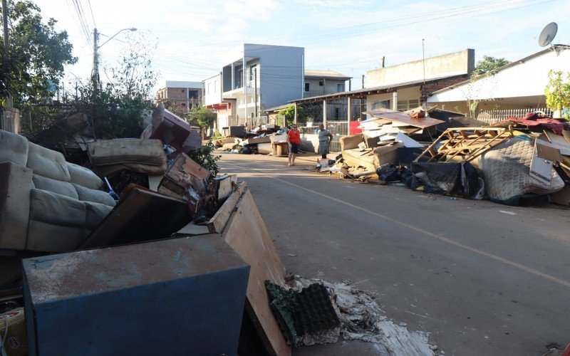 Cenário de destruição pelas ruas