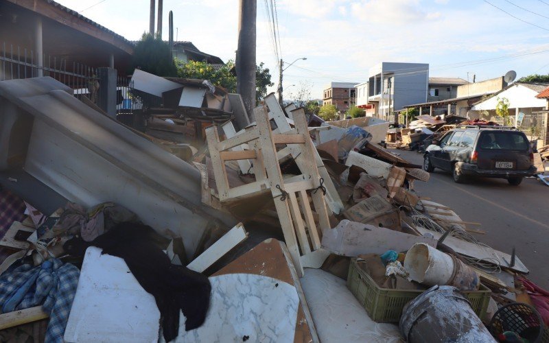 Cenário de destruição pelas ruas