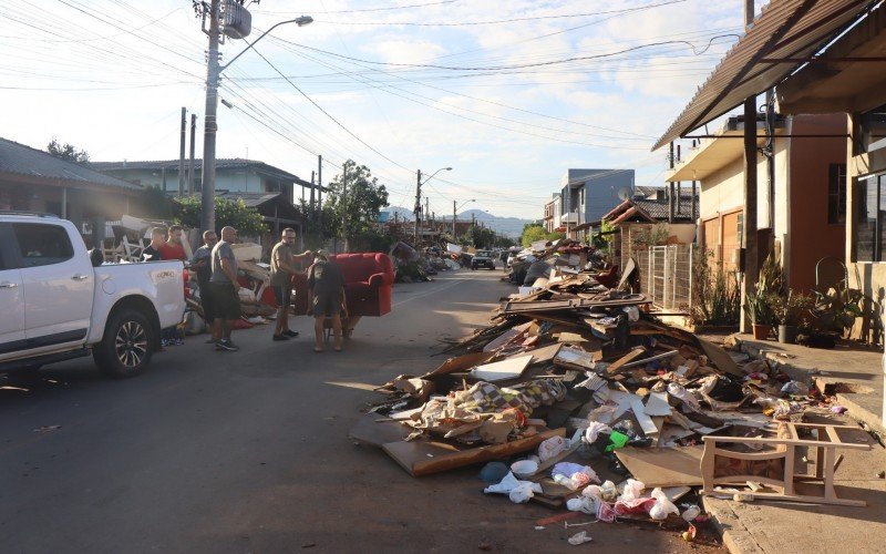 Cenário de destruição pelas ruas