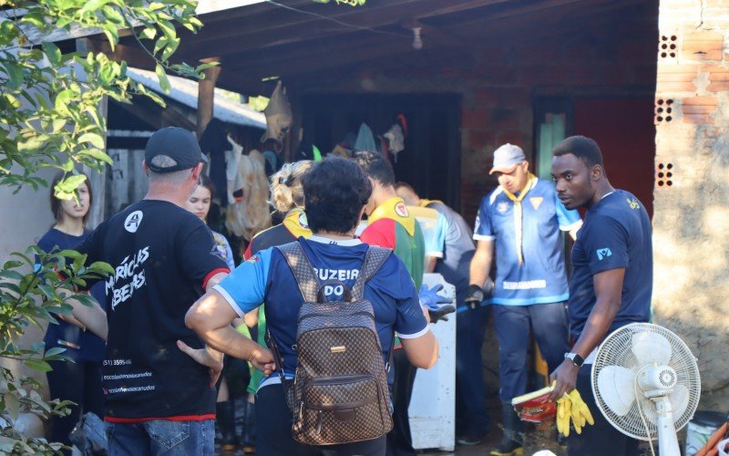 Voluntários auxiliam na limpeza das casas