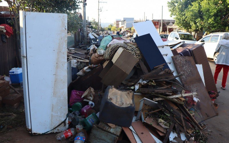 Cenário de destruição pelas ruas