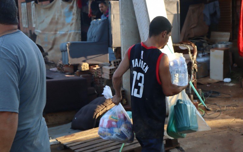 Moradores recebem suas doações