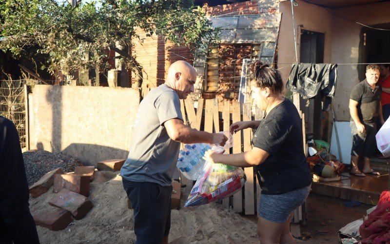 Moradores recebem suas doações