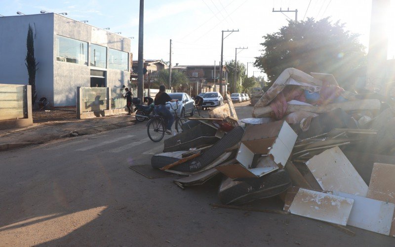 Cenário de destruição pelas ruas