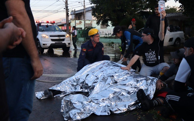 Cavalo recebe os primeiros socorros na rua México, após ser resgatado da enchente