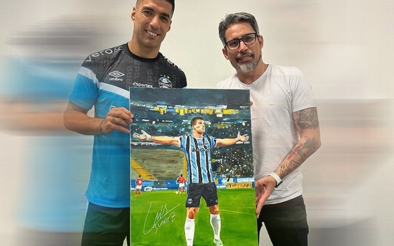 Luis Suárez e Mauro Vila Real com o quadro que será leiloado | abc+