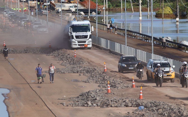  Trânsito flui em corredor provisório construído na BR-116 sobre a ponte Rio dos Sinos