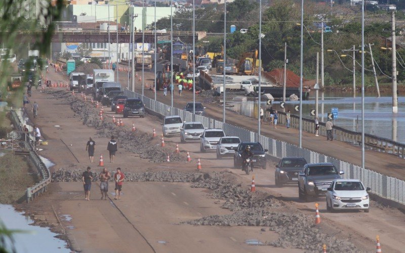  Trânsito flui em corredor provisório construído na BR-116 sobre a ponte Rio dos Sinos