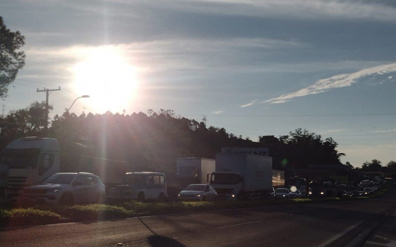 RS-240 registra congestionamento próximo ao acesso à BR-116 nesta quinta-feira (9)