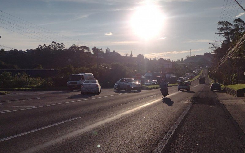 RS-240 registra congestionamento próximo ao acesso à BR-116 nesta quinta-feira (9)