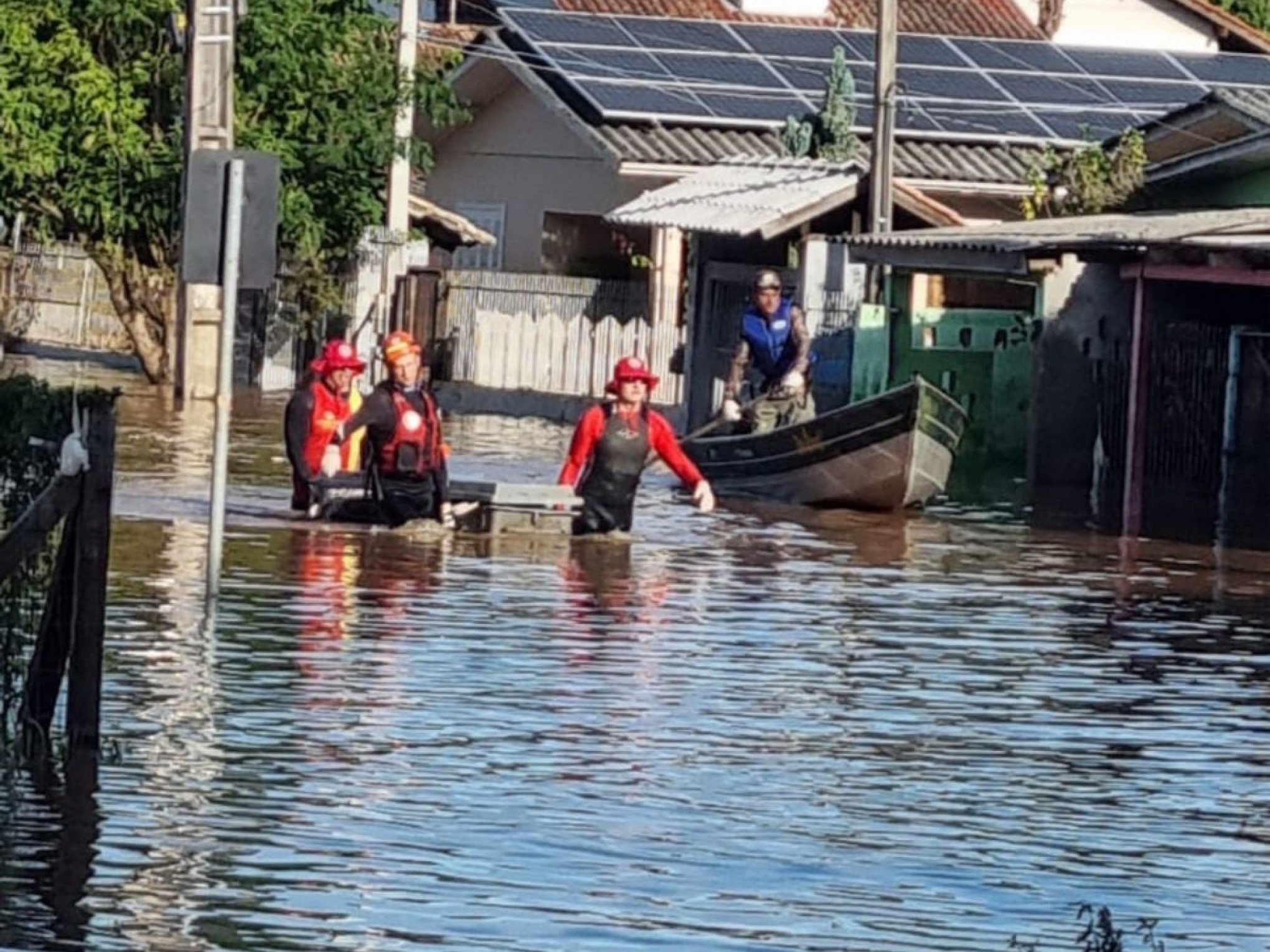 CATÁSTROFE NO RS: Dois corpos são retirados de casa inundada em São Leopoldo