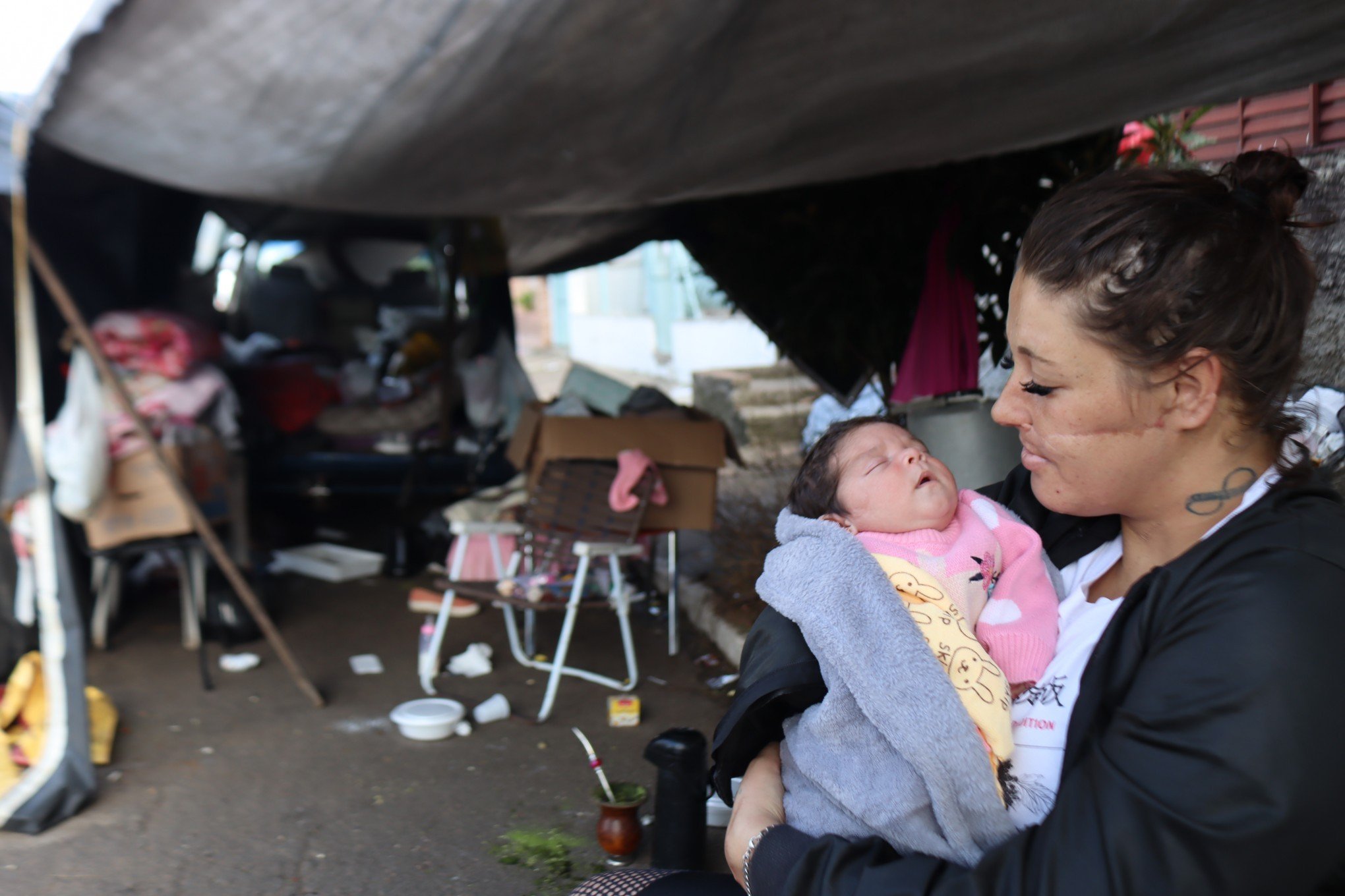 CATÁSTROFE NO RS: Bebê de 24 dias vive há uma semana em acampamento na beira de calçada
