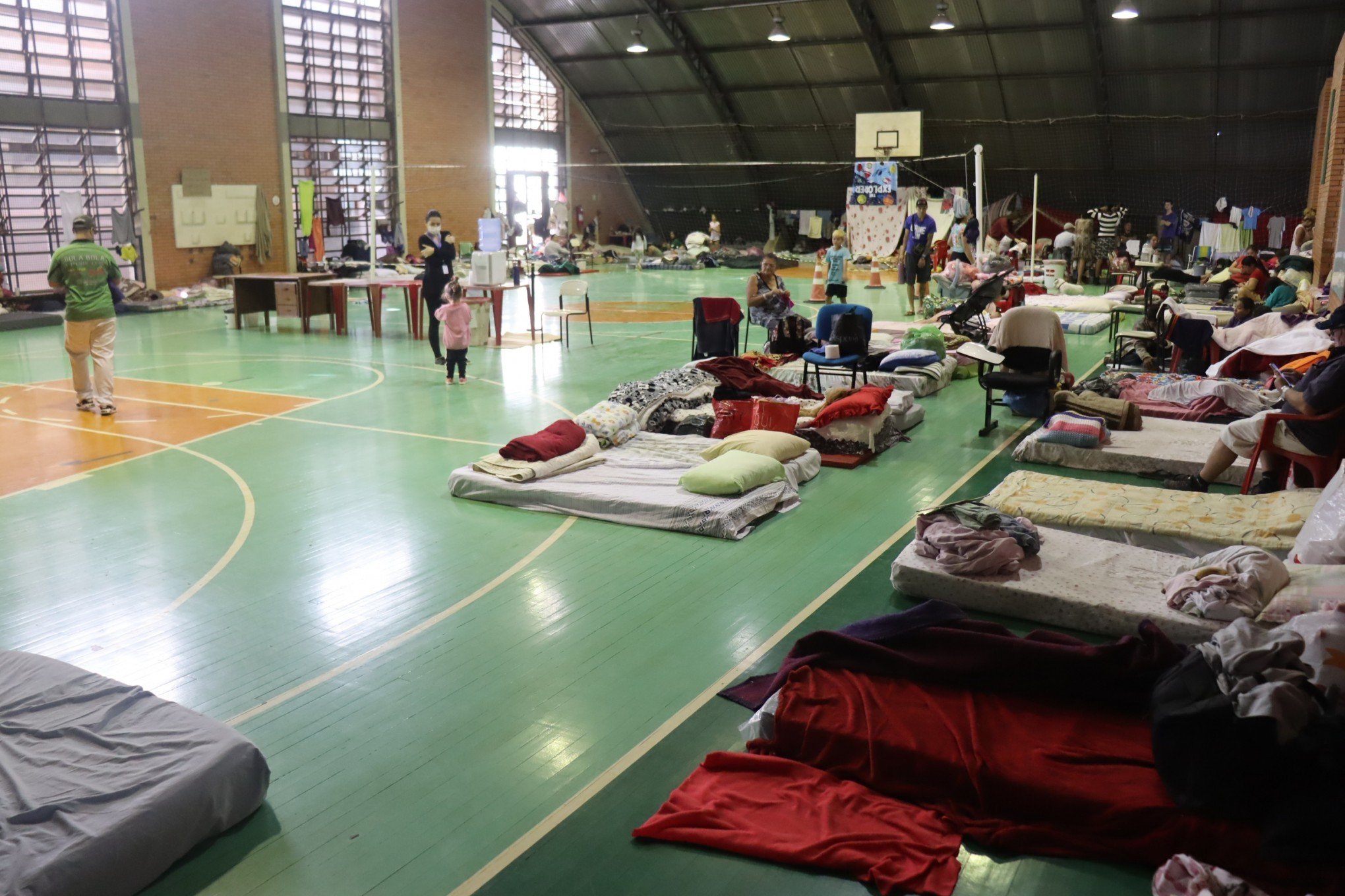 Maior abrigo leopoldense, Unisinos organiza "pequena cidade" para atender 2 mil acolhidos