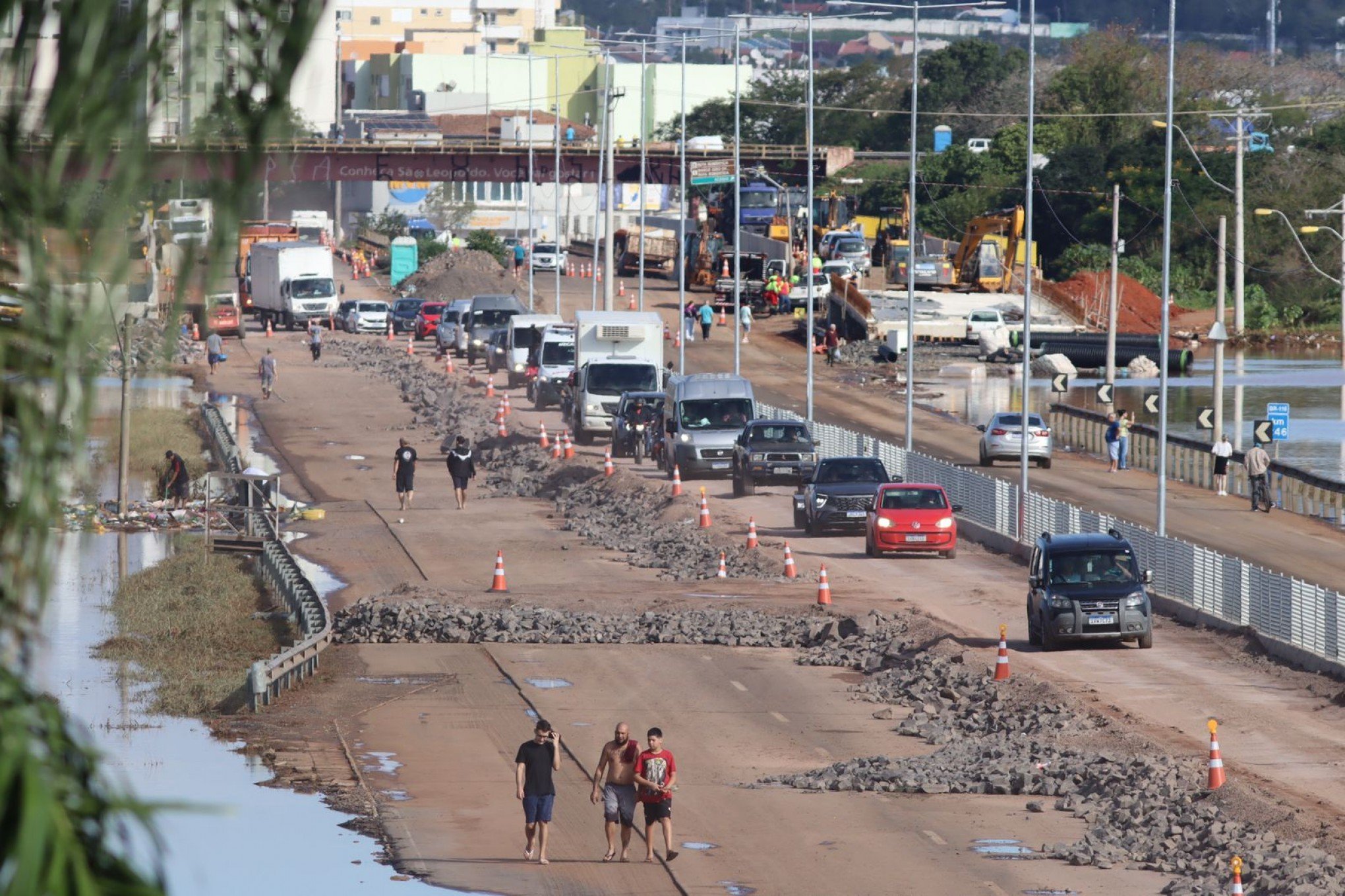 CATÁSTROFE NO RS: Trânsito flui em corredor provisório construído na BR-116 sobre a ponte Rio dos Sinos; veja fotos