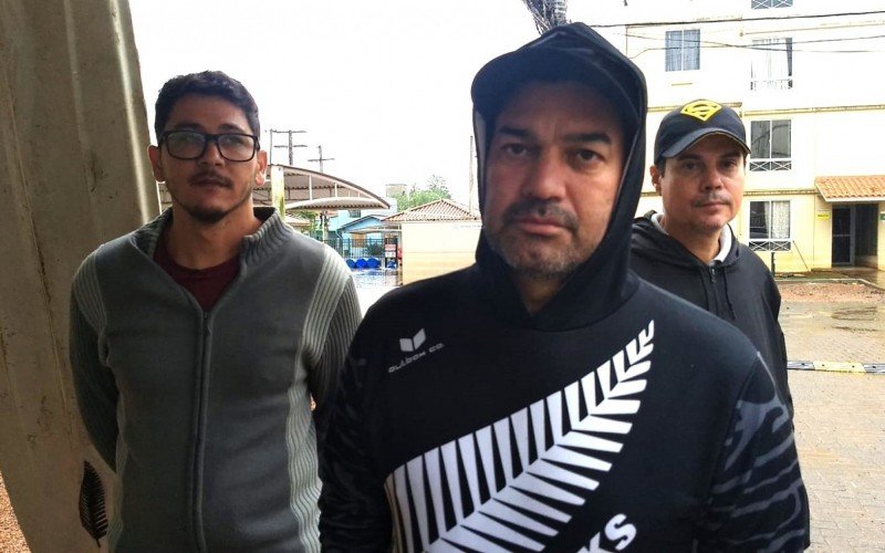 Rafael, Rodrigo e Tayrone estão entre o grupo que cercou condomínio com barricadas para impedir invasões em Canoas