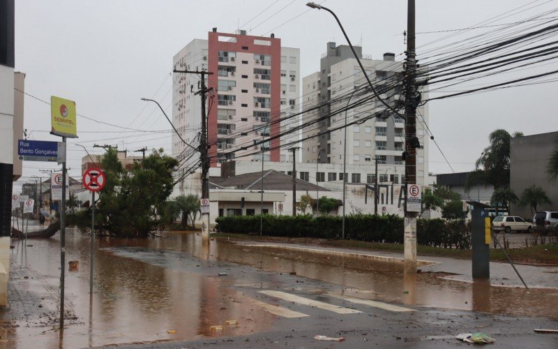 Na esquina da Rua Brasil com a Saldanha da Gama e Bento Gonçalves, inundações escoam, mas deixam rastro de destruição nesta sexta-feira (10)