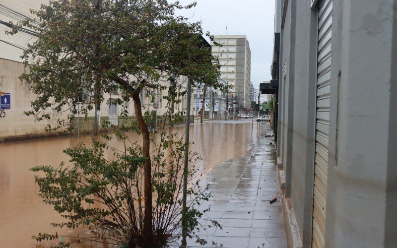 Rua Brasil ainda tinha pontos inundados nesta sexta-feira (10)