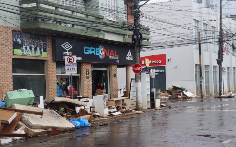 Comunidade deixa móveis na rua nesta sexta (10) enquanto faz a faxina