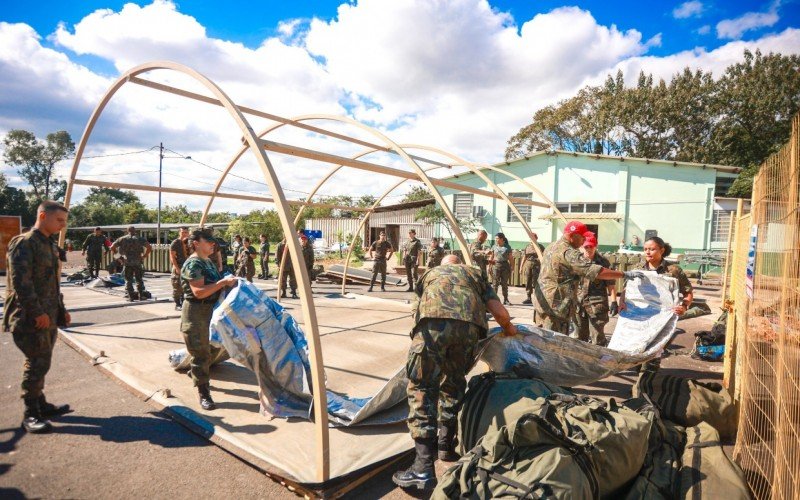 Montagem do hospital conta com auxílio de militares de outros estados do Brasil