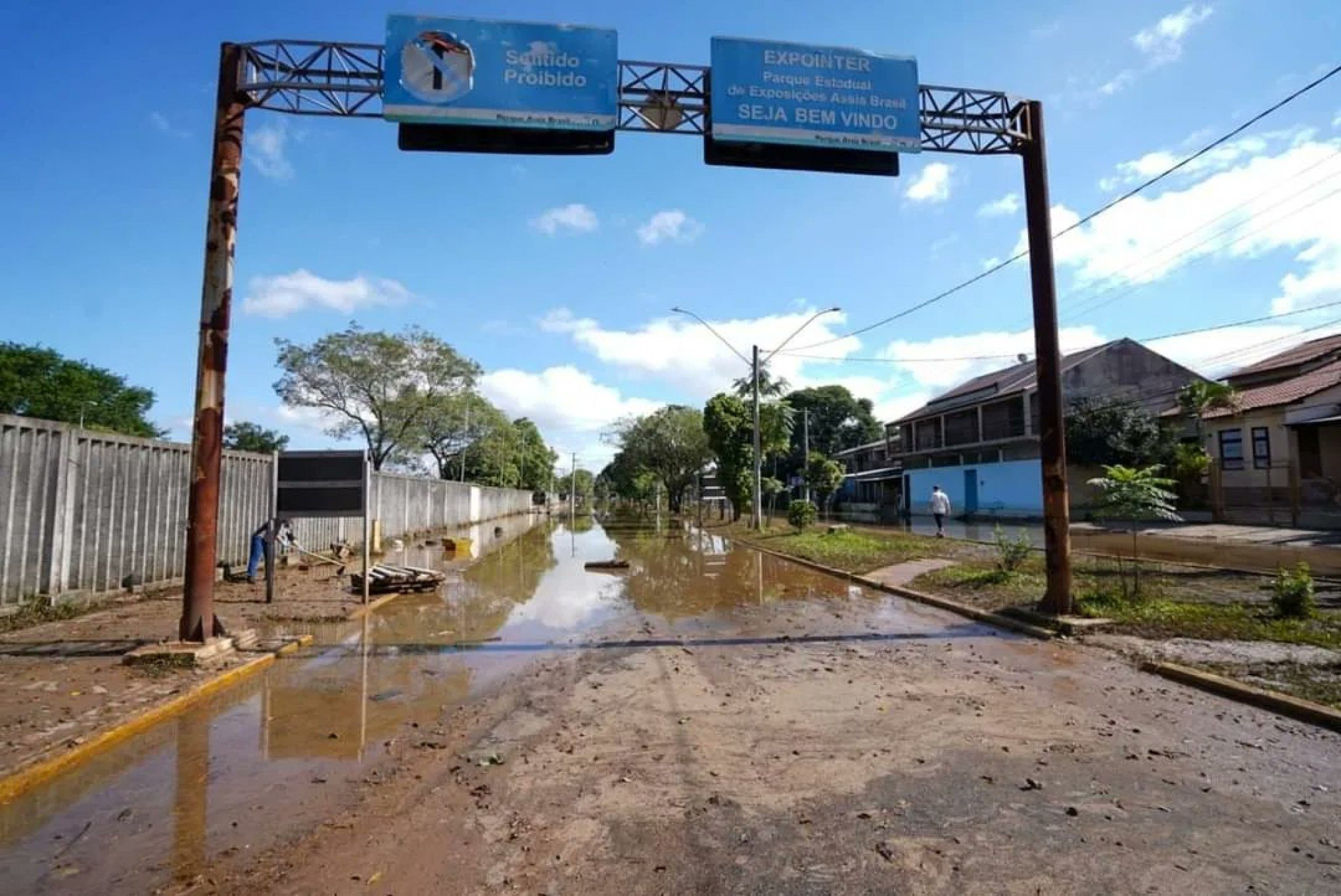 "Não é hora de voltar para casa": prefeito alerta moradores onde a água começou a baixar