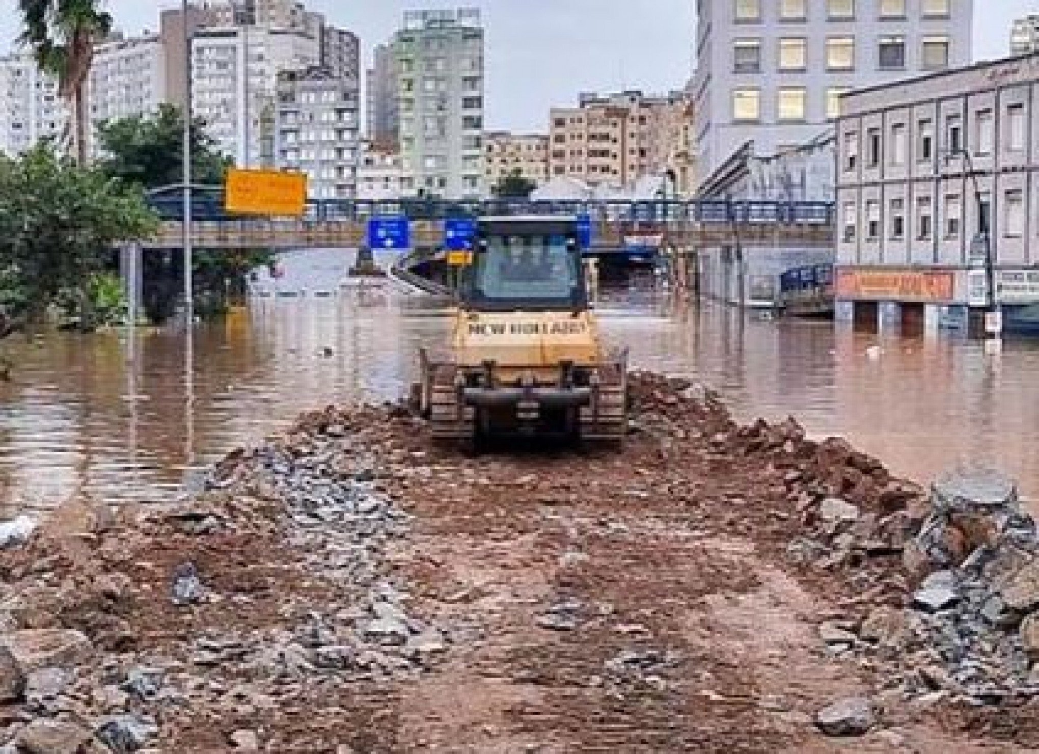 CATÁSTROFE NA RS: Passarela de pedestres começa a ser demolida no centro de Porto Alegre