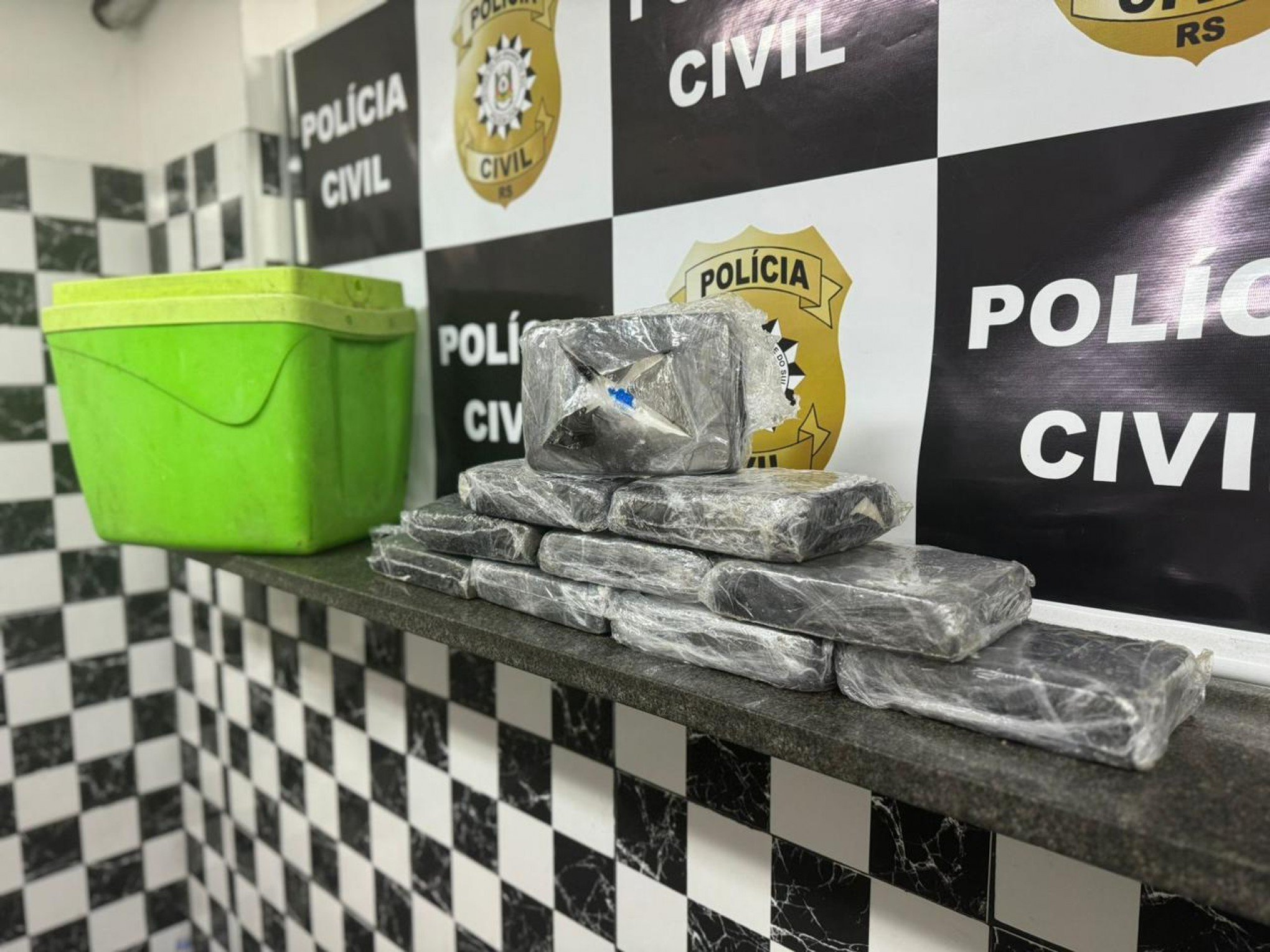 CATÁSTROFE NO RS: Caixa térmica com drogas embaladas para não molhar são encontradas em meio à enchente em Canoas
