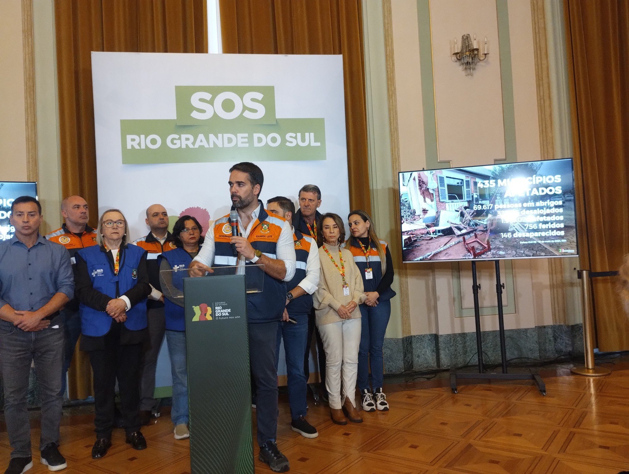 CATÁSTROFE NO RS: Governador Eduardo Leite fala sobre a enchente no RS; veja