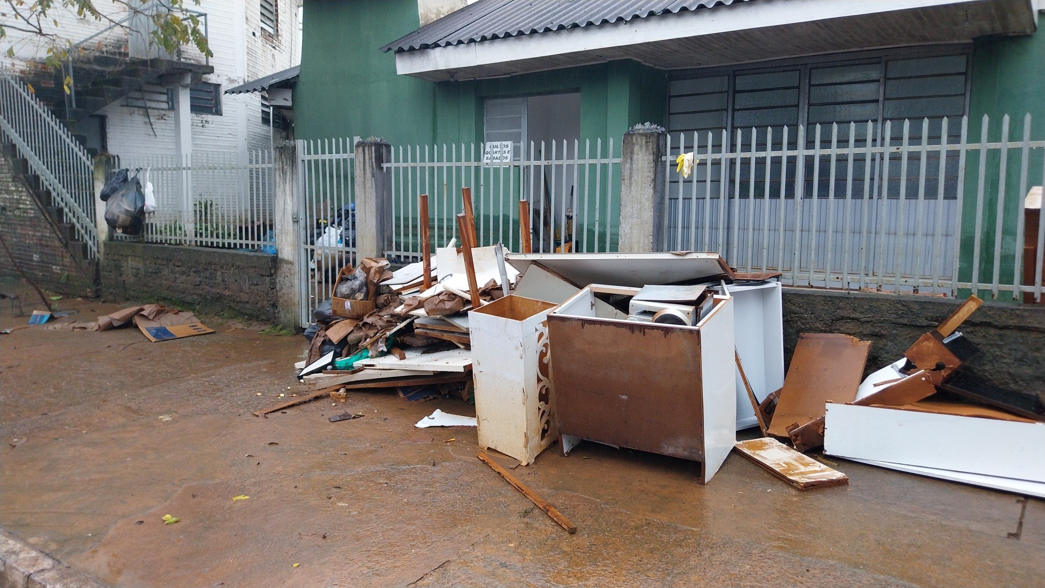 CATÁSTROFE NO RS: Com o dia chuvoso, moradores do bairro Santo Afonso continuam faxina nas casas