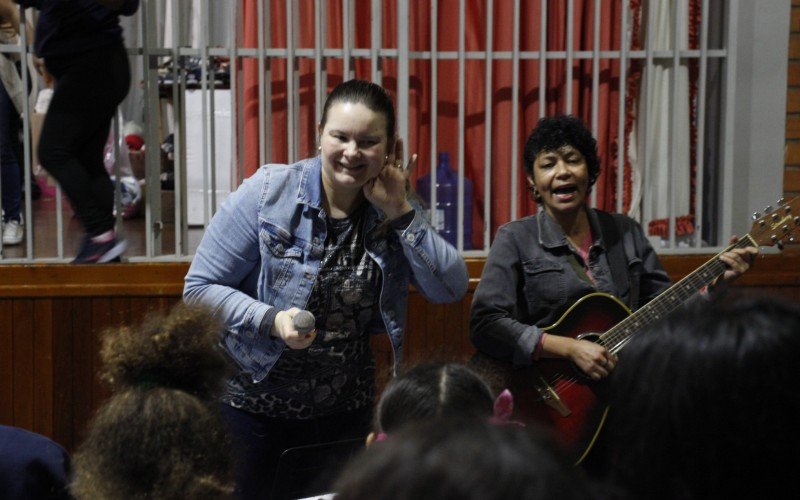 Momento de música e dança foi organizado pela professora Fernanda Anders e pela coordenadora pedagógica Sonia de Oliveira