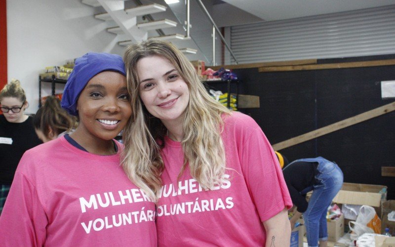 Thelma e Marcela são voluntárias no abrigo de mulheres