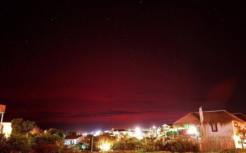 Aurora austral vista na noite de sexta-feira em Punta Del Diablo, no departamento de Rocha, no Uruguai | abc+