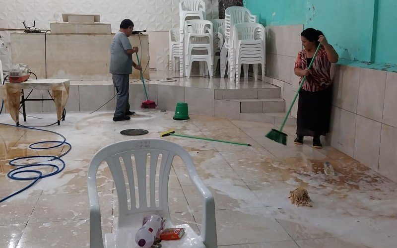 Casal limpa igreja no bairro Canudos | abc+