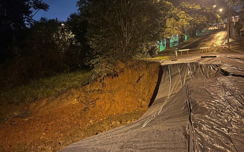 Terra cedeu e abriu uma cratera na Rua Cuiabá, em Novo Hamburgo | abc+