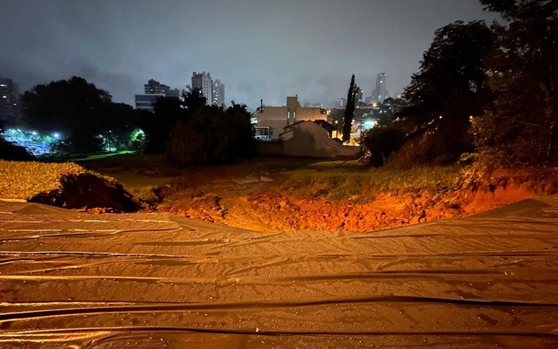 Terra cedeu e abriu uma cratera na Rua Cuiabá, em Novo Hamburgo | abc+