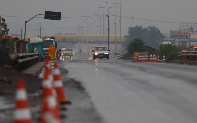 Trânsito segue com bloqueio parcial na região da ponte sobre o Rio dos Sinos; veja como desviar | abc+