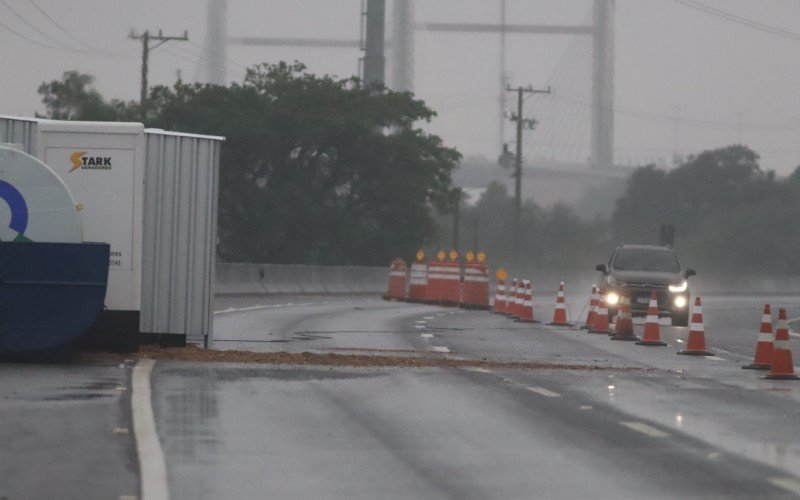 Há estreitamento de pista no sentido capital-interior da BR-448, junto à Corsan, em Canoas | abc+