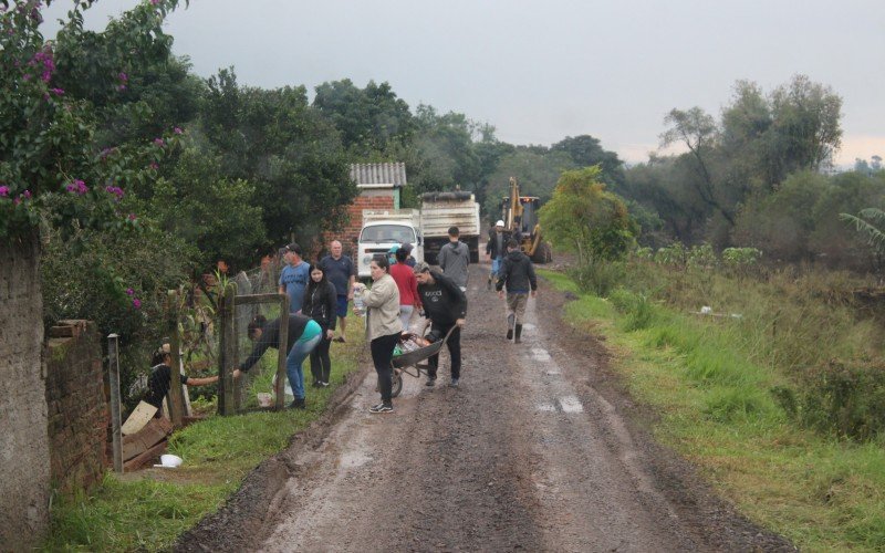 Obras no bairro Santo Afonso para reparo no dique rompido na Vila Brás, limite com São Leopoldo