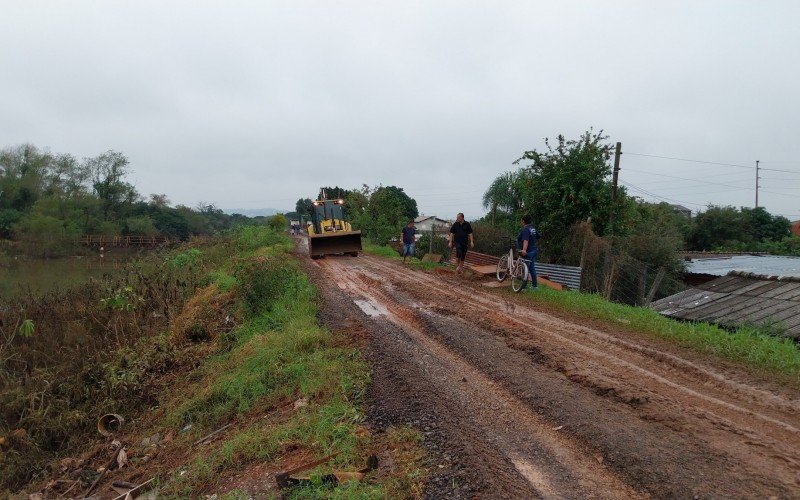 Obras no bairro Santo Afonso para reparo no dique rompido na Vila Brás, limite com São Leopoldo