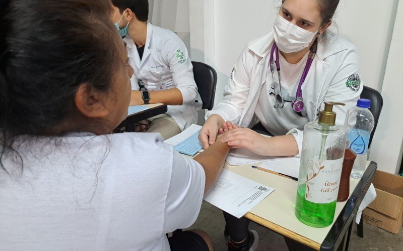 Doenças e infecções que podem ser contraídas por conta das enchentes têm sintomas semelhantes | abc+