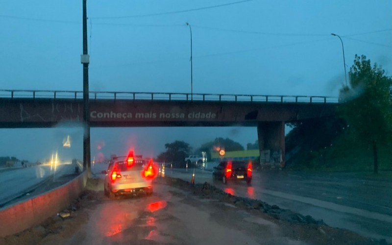 É possível circular tanto pelo aterro quanto pelo asfalto da BR-116, em São Leopoldo | abc+