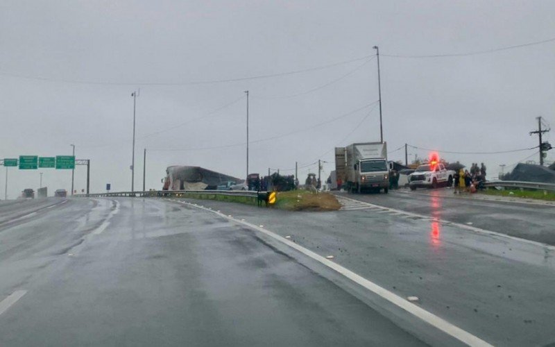 Acesso da freeway para o aeroporto de Porto Alegre está totalmente bloqueado | abc+