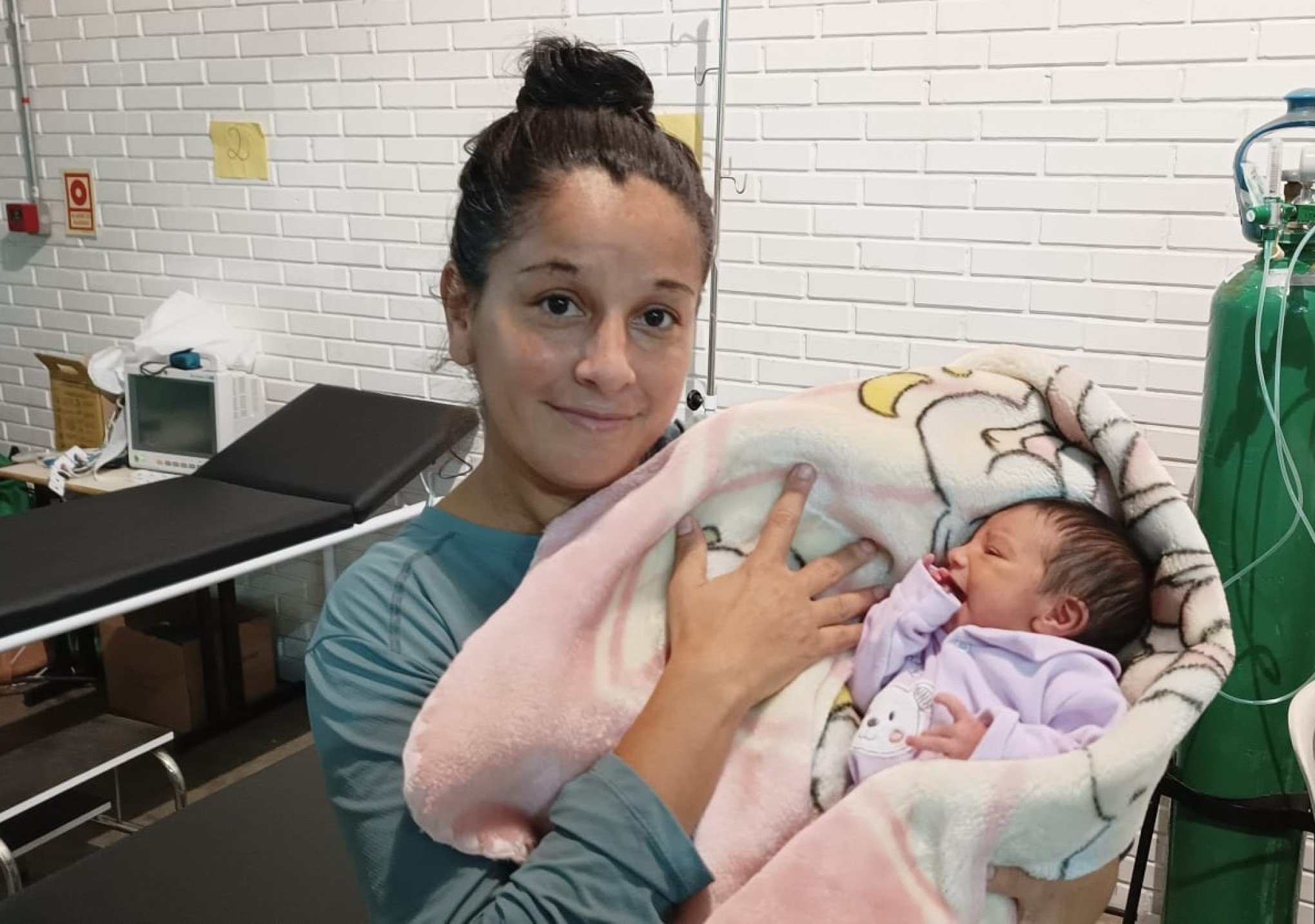 CATÁSTROFE NO RS: Moradora de Novo Hamburgo inicia trabalho de parto em abrigo; veja como está o bebê