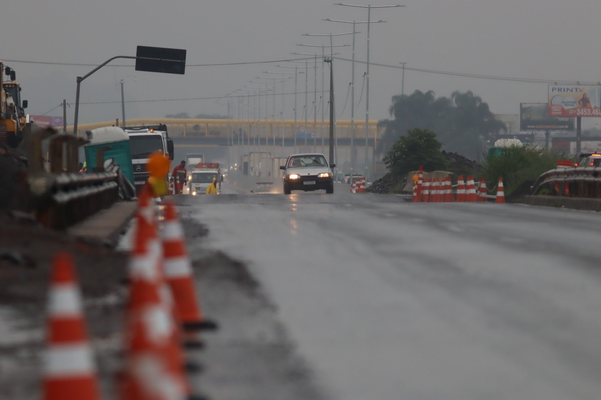 BR-116: Trânsito segue com bloqueio parcial na região da ponte sobre o Rio dos Sinos; veja como desviar