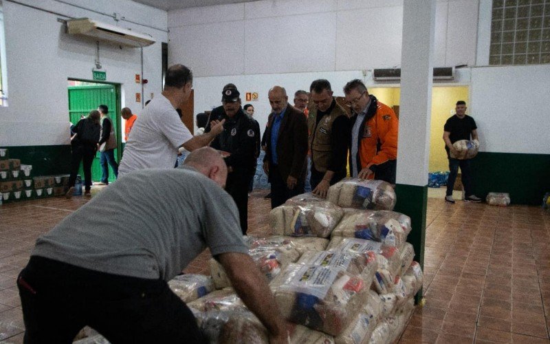 Alimentos são distribuídos para pessoas que estão em abrigos e também para aqueles que optaram por ficar em suas residências, ilhados  