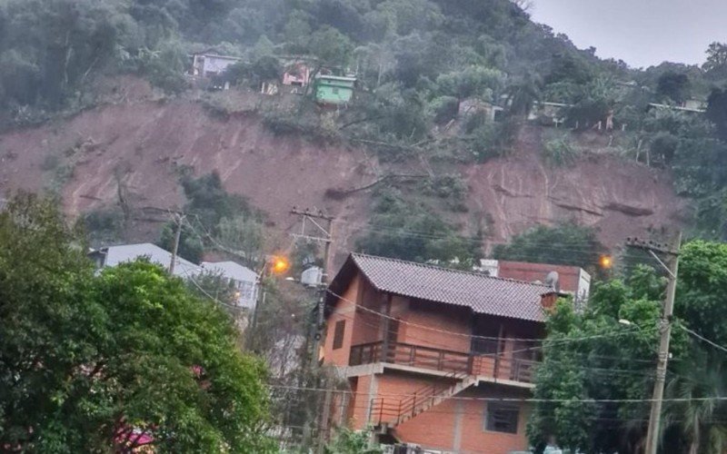 Deslizamento de terra atingiu três casas em Três Coroas em maio | abc+